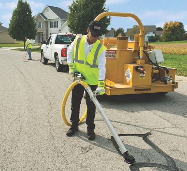 Почему нужно герметизировать трещины на асфальте?